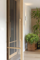 Appartement Renovatie met Roomdivider-Jessica Kuhne-Woonkamer-Luxe Appartement Renovatie met Warme Materialen en Roomdivider-OBLY