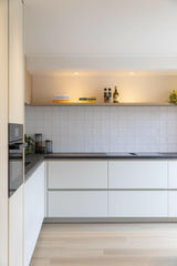 Appartement Renovatie met Roomdivider-Jessica Kuhne-Woonkamer-Luxe Appartement Renovatie met Warme Materialen en Roomdivider-OBLY