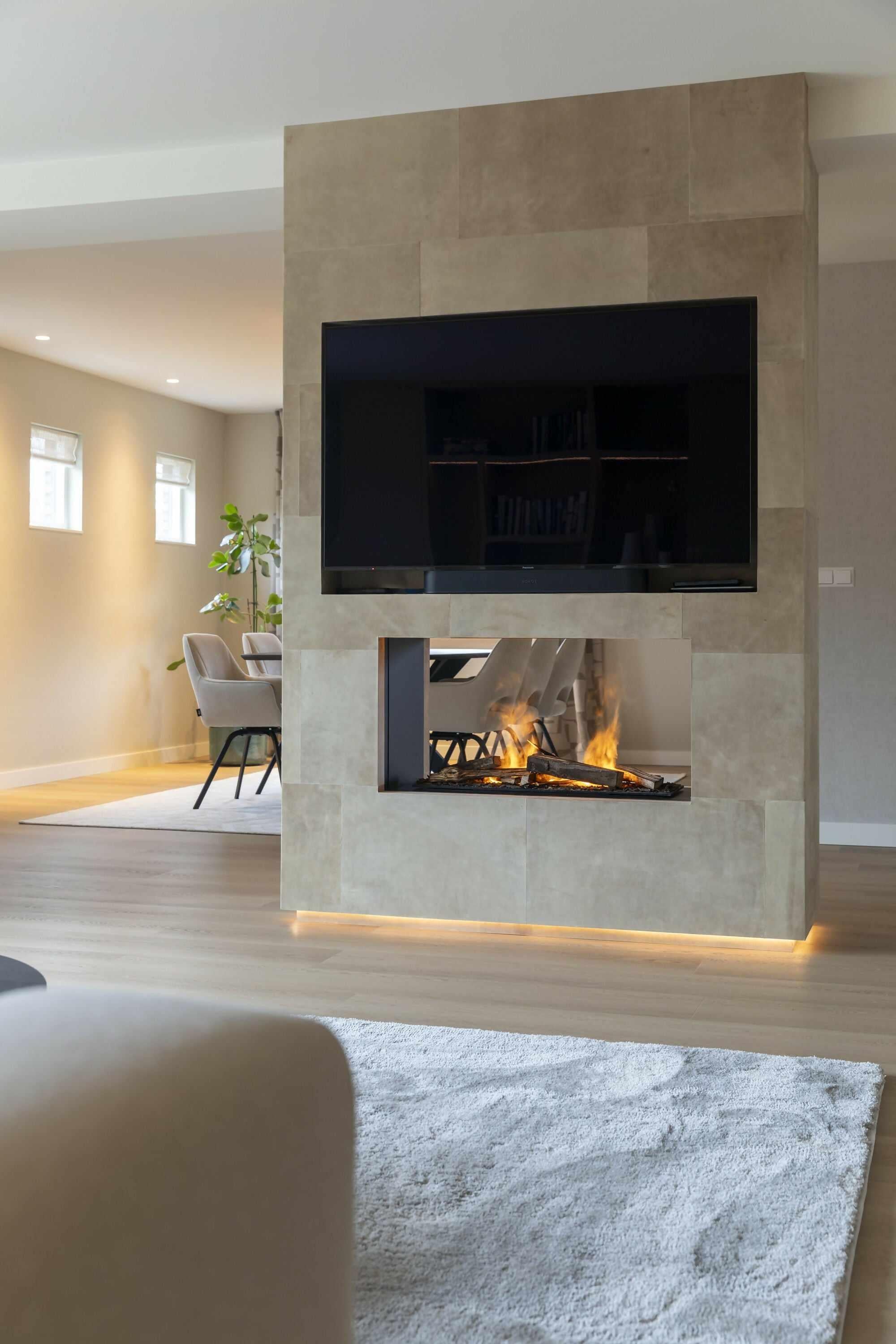Appartement Renovatie met Roomdivider-Jessica Kuhne-Houten maatwerk,Interieurontwerp,Leren roomdivider,Luxe interieur,Open haard,Ruimtelijke indeling,Woonkamer-Luxe Appartement Renovatie met Warme Materialen en Roomdivider-OBLY