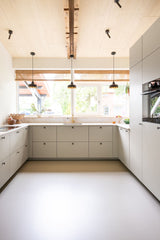 Warm familiehuis met natuurlijk interieur en doordacht lichtplan