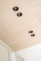 Warm familiehuis met natuurlijk interieur en doordacht lichtplan