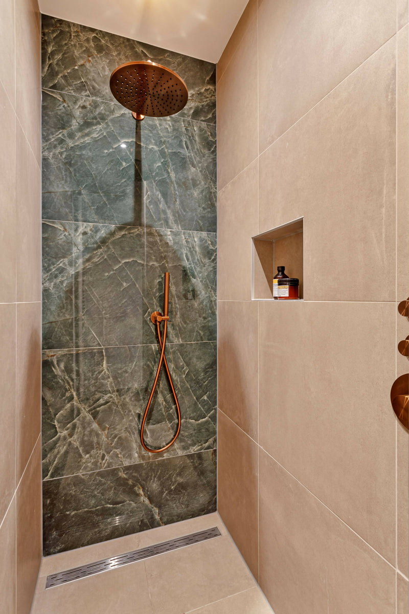 Badkamer met groene marmerlook tegels-Jan van Sundert-Badkamer-OBLY