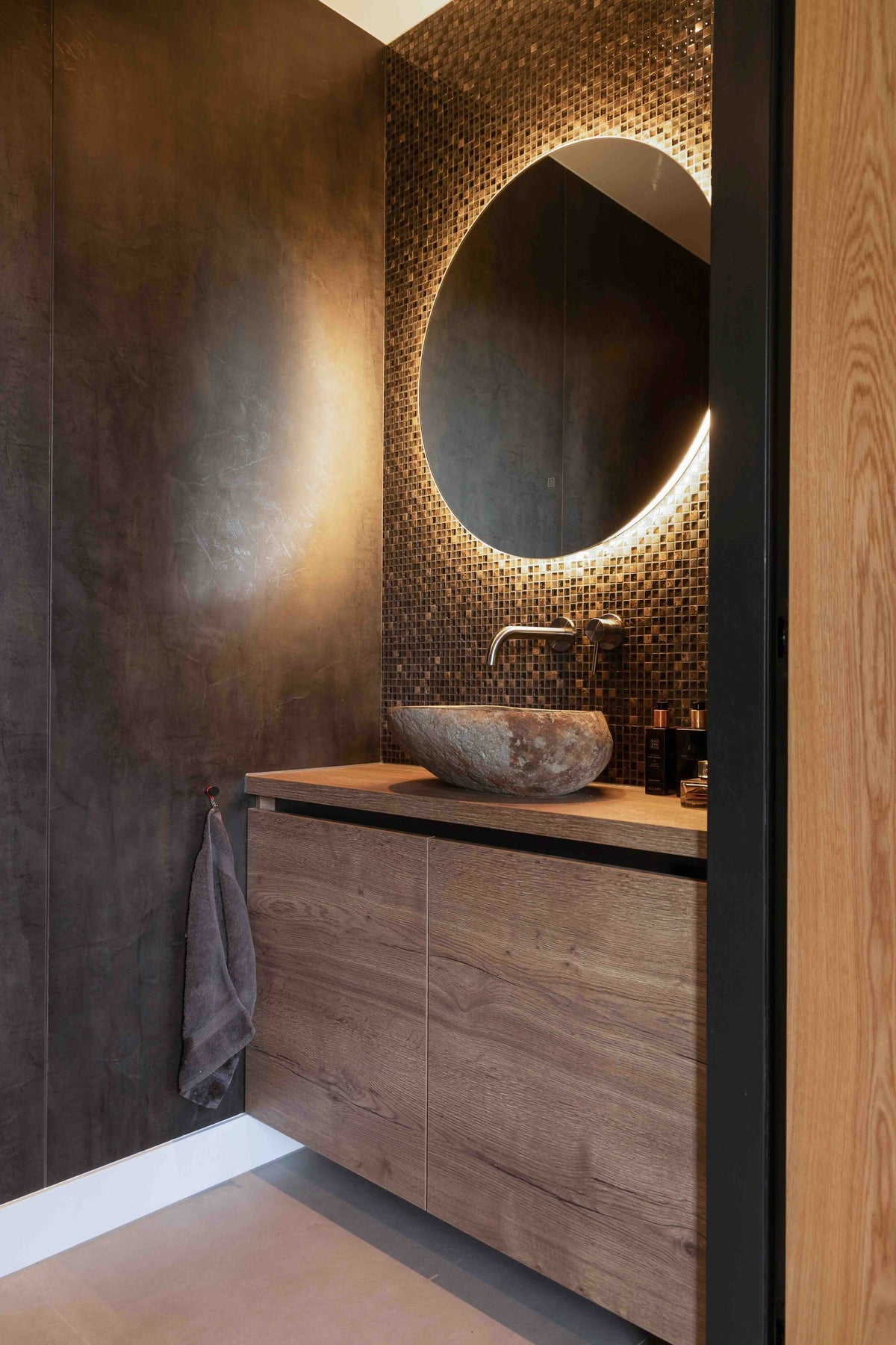 Badkamer transformatie boerderij-Auk Interiors-badkamer,dekton werkblad,gezinswoning interieur,jaren 50 woning renovatie,maatwerk keuken,totaalrenovatie woning,wasbak-Natuurstenen waskommen en vrijstaand bad-OBLY