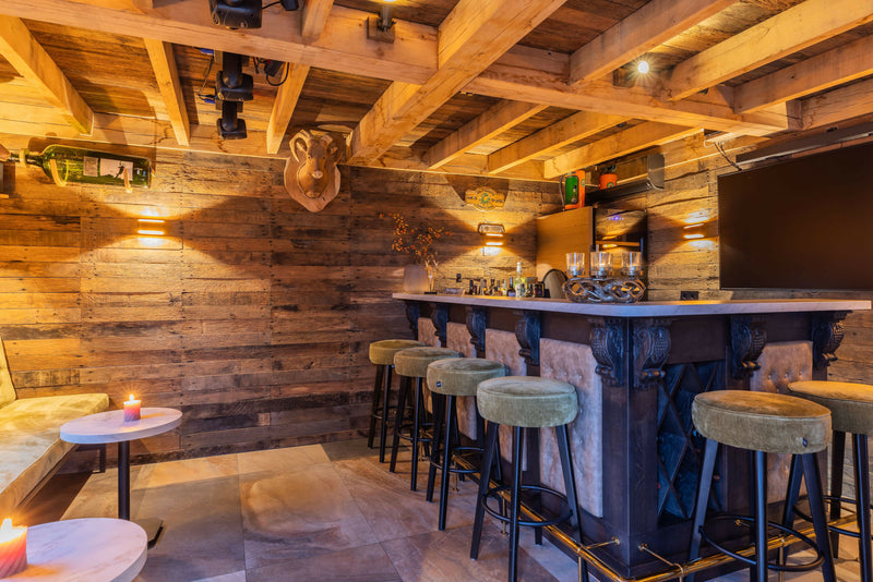Bar in moderne Oostenrijkse sfeer met doorkijk openhaard-OBLY-Bar-Ontdek deze stijlvolle bar met warme houttinten en strakke lijnen. Een-OBLY