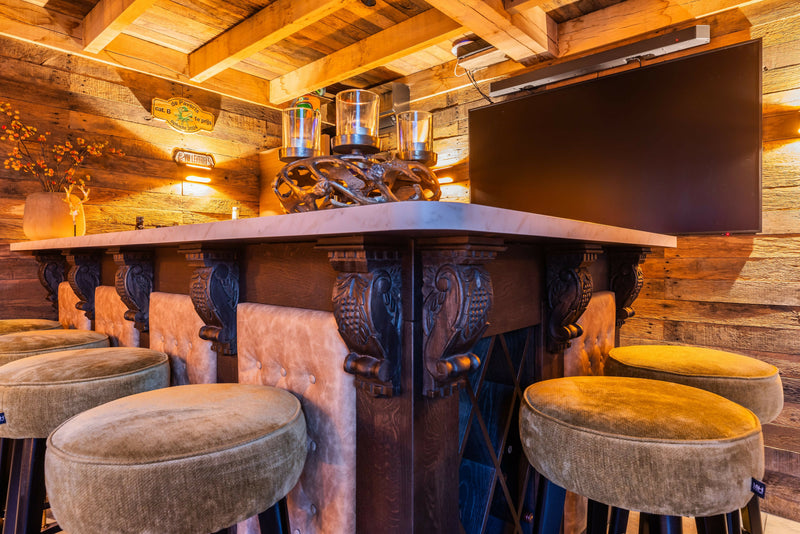 Bar in moderne Oostenrijkse sfeer met doorkijk openhaard-OBLY-Bar-Ontdek deze stijlvolle bar met warme houttinten en strakke lijnen. Een-OBLY