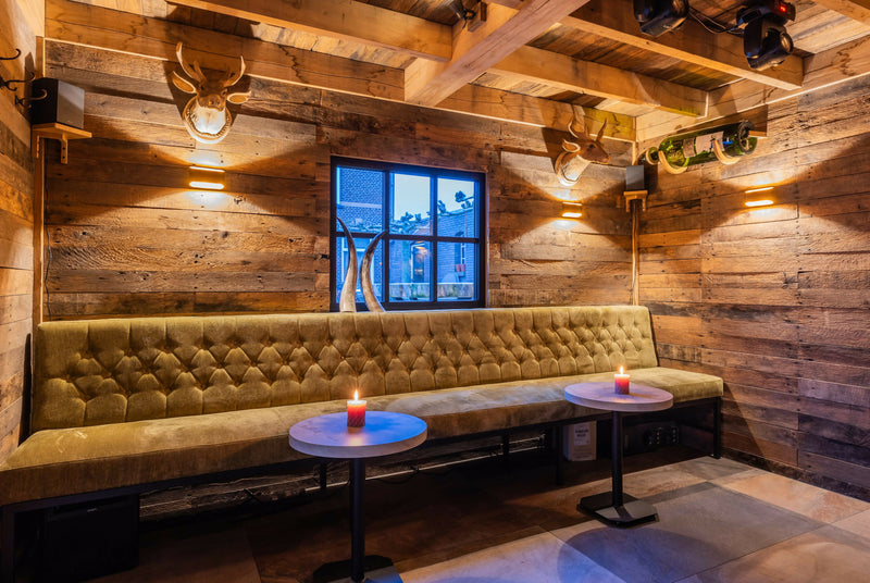 Bar in moderne Oostenrijkse sfeer met doorkijk openhaard-OBLY-Bar-Ontdek deze stijlvolle bar met warme houttinten en strakke lijnen. Een-OBLY