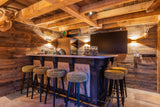 Bar in moderne Oostenrijkse sfeer met doorkijk openhaard-OBLY-Bar-Ontdek deze stijlvolle bar met warme houttinten en strakke lijnen. Een-OBLY