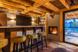 Bar in moderne Oostenrijkse sfeer met doorkijk openhaard-OBLY-Bar-Ontdek deze stijlvolle bar met warme houttinten en strakke lijnen. Een-OBLY