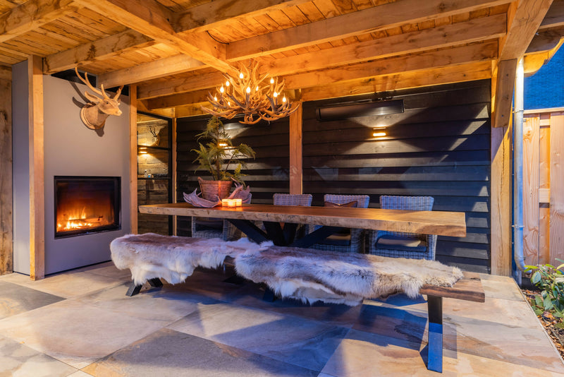 Bar in moderne Oostenrijkse sfeer met doorkijk openhaard-OBLY-Bar-Ontdek deze stijlvolle bar met warme houttinten en strakke lijnen. Een-OBLY