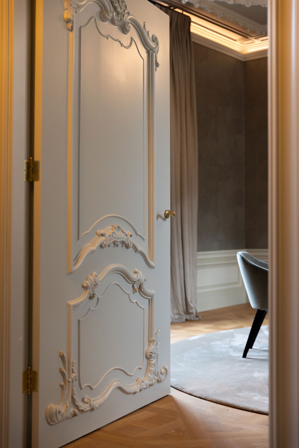 Before & After: Synergie in Renovatie: Harmonie tussen Historie en Moderniteit aan de Keizersgracht-RUIM STUDIO-design keuken,grachtenpand renovatie,historisch interieur,interieurarchitect Amsterdam,luxe renovatie,moderne woonkeuken-OBLY