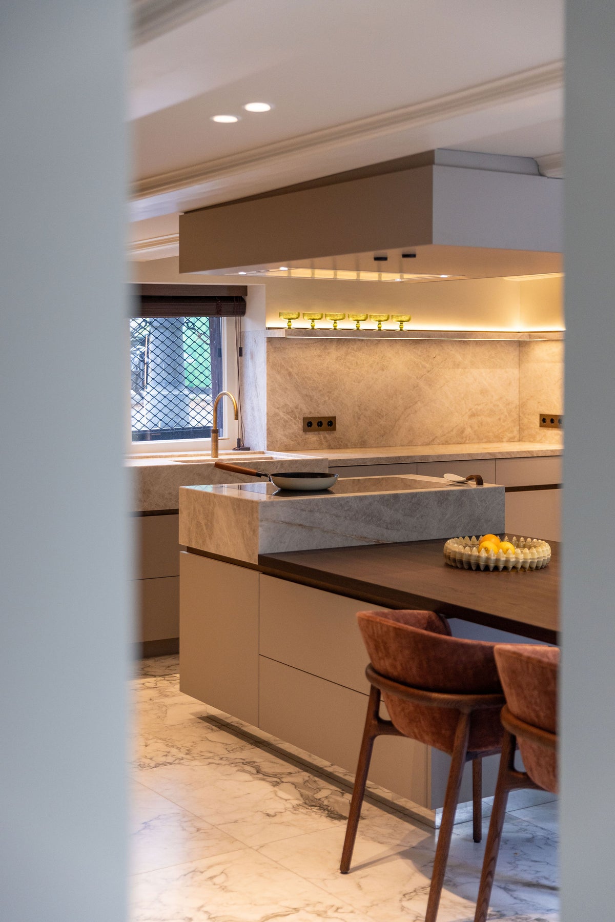 Before & After: Synergie in Renovatie: Harmonie tussen Historie en Moderniteit aan de Keizersgracht-RUIM STUDIO-design keuken,grachtenpand renovatie,historisch interieur,interieurarchitect Amsterdam,luxe renovatie,moderne woonkeuken-OBLY