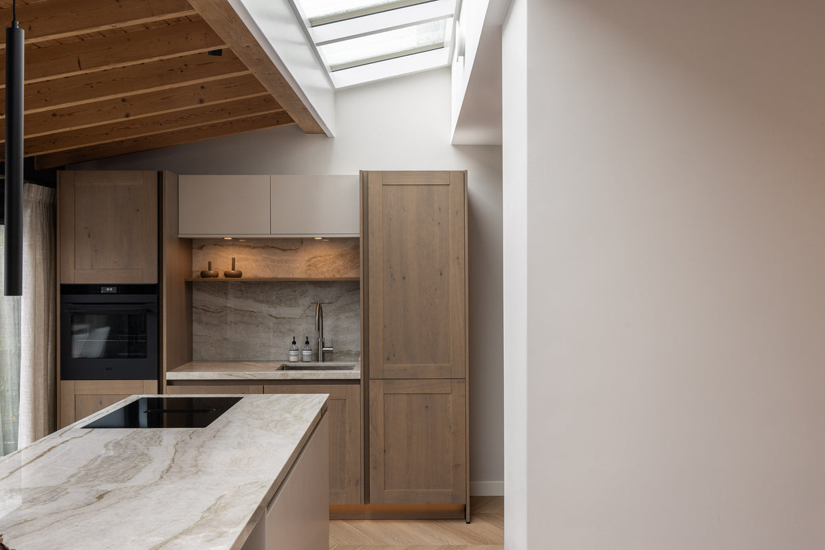 Before & after van een warme moderne woonkeuken en leefruimte-Studio Twentyfour-before and after woning,interieur renovatie,Keuken,maatwerk keuken,moderne woonkeuken,open leefruimte,visgraatvloer,warm modern interieur,woningrenovatie-Before & after moderne woonkeuken en leefruimte renovatie-OBLY