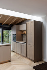 Before & after van een warme moderne woonkeuken en leefruimte-Studio Twentyfour-before and after woning,interieur renovatie,Keuken,maatwerk keuken,moderne woonkeuken,open leefruimte,visgraatvloer,warm modern interieur,woningrenovatie-Before & after moderne woonkeuken en leefruimte renovatie-OBLY