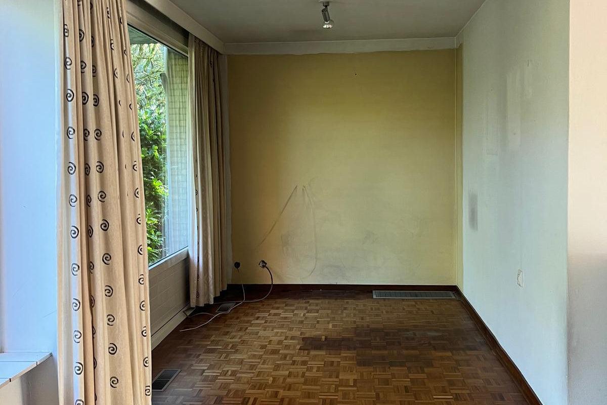 Before & after van een warme moderne woonkeuken en leefruimte-Studio Twentyfour-before and after woning,interieur renovatie,Keuken,maatwerk keuken,moderne woonkeuken,open leefruimte,visgraatvloer,warm modern interieur,woningrenovatie-Before & after moderne woonkeuken en leefruimte renovatie-OBLY