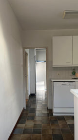 Before & after van een warme moderne woonkeuken en leefruimte-Studio Twentyfour-before and after woning,interieur renovatie,Keuken,maatwerk keuken,moderne woonkeuken,open leefruimte,visgraatvloer,warm modern interieur,woningrenovatie-Before & after moderne woonkeuken en leefruimte renovatie-OBLY