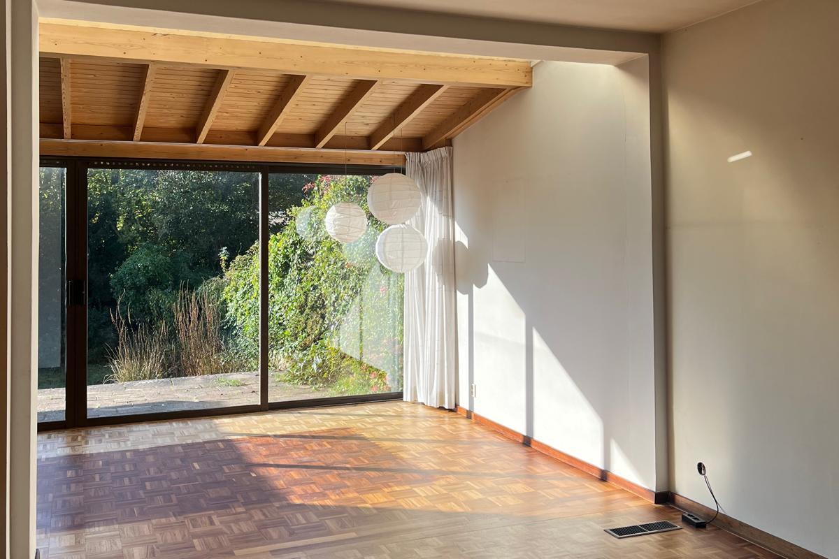 Before & after van een warme moderne woonkeuken en leefruimte-Studio Twentyfour-before and after woning,interieur renovatie,Keuken,maatwerk keuken,moderne woonkeuken,open leefruimte,visgraatvloer,warm modern interieur,woningrenovatie-Before & after moderne woonkeuken en leefruimte renovatie-OBLY
