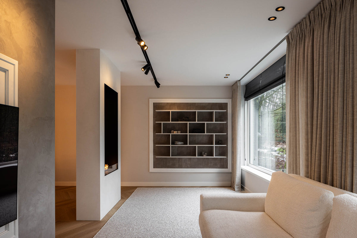 Before & after van een warme moderne woonkeuken en leefruimte-Studio Twentyfour-before and after woning,interieur renovatie,Keuken,maatwerk keuken,moderne woonkeuken,open leefruimte,visgraatvloer,warm modern interieur,woningrenovatie-Before & after moderne woonkeuken en leefruimte renovatie-OBLY