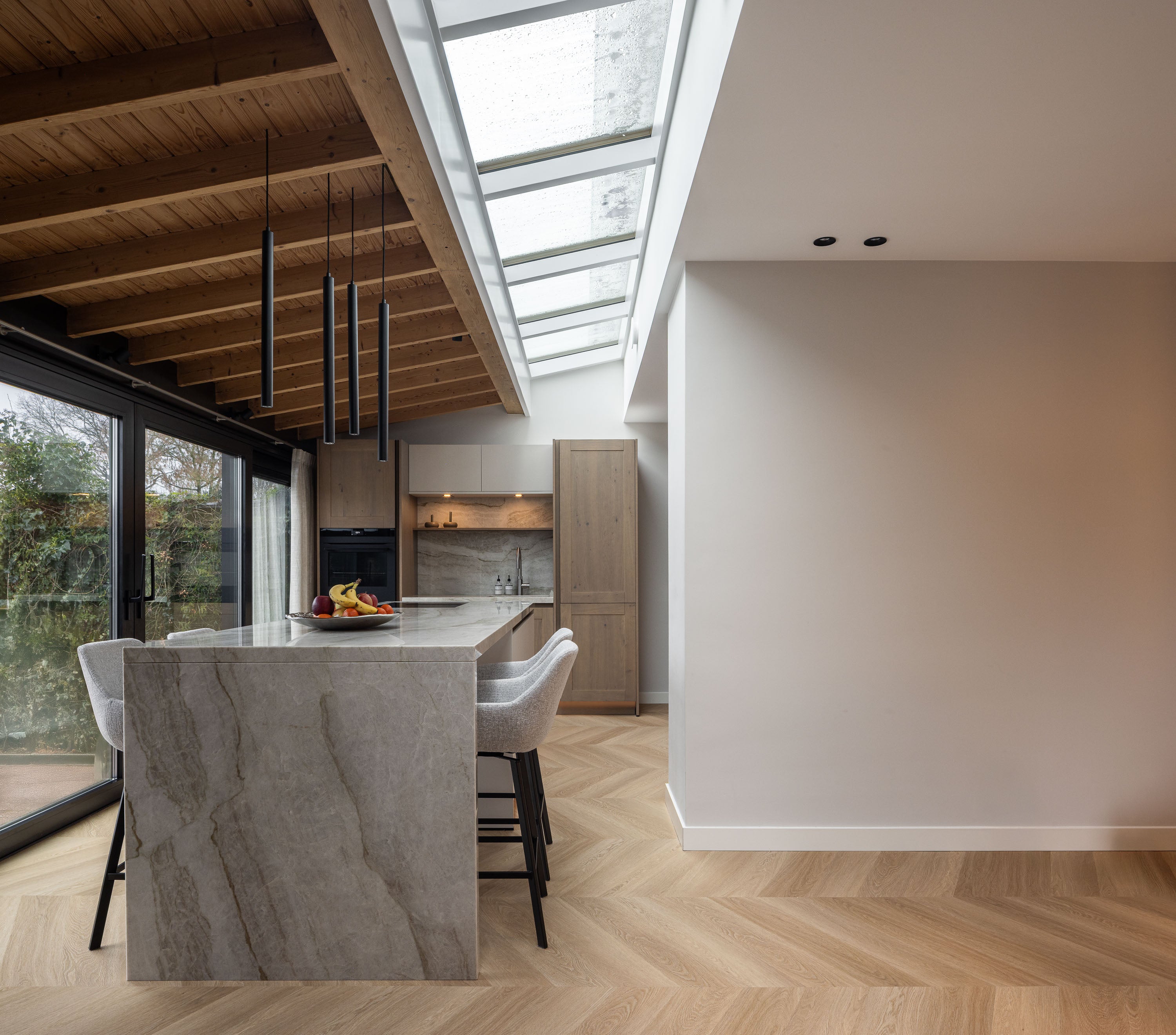 Before & after van een warme moderne woonkeuken en leefruimte-Studio Twentyfour-before and after woning,interieur renovatie,Keuken,maatwerk keuken,moderne woonkeuken,open leefruimte,visgraatvloer,warm modern interieur,woningrenovatie-Before & after moderne woonkeuken en leefruimte renovatie-OBLY
