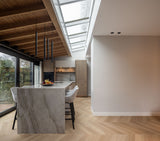Before & after van een warme moderne woonkeuken en leefruimte-Studio Twentyfour-before and after woning,interieur renovatie,Keuken,maatwerk keuken,moderne woonkeuken,open leefruimte,visgraatvloer,warm modern interieur,woningrenovatie-Before & after moderne woonkeuken en leefruimte renovatie-OBLY