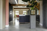 Betonvloer met gemixte materialen-Willem Designvloeren B.V.-betonlook interieur,gevlinderde betonvloer,industriële vloer,moderne betonvloer,naadloze vloer,onderhoudsvriendelijke vloer,robuuste vloer,slijtvaste vloer,vloer met karakter,woonkamer-Betonvloer met gemixte materialen-OBLY