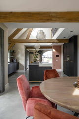 Betonvloer met gemixte materialen-Willem Designvloeren B.V.-betonlook interieur,gevlinderde betonvloer,industriële vloer,moderne betonvloer,naadloze vloer,onderhoudsvriendelijke vloer,robuuste vloer,slijtvaste vloer,vloer met karakter,woonkamer-Betonvloer met gemixte materialen-OBLY