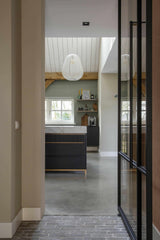 Betonvloer met gemixte materialen-Willem Designvloeren B.V.-betonlook interieur,gevlinderde betonvloer,industriële vloer,moderne betonvloer,naadloze vloer,onderhoudsvriendelijke vloer,robuuste vloer,slijtvaste vloer,vloer met karakter,woonkamer-Betonvloer met gemixte materialen-OBLY