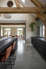 Betonvloer met gemixte materialen-Willem Designvloeren B.V.-betonlook interieur,gevlinderde betonvloer,industriële vloer,moderne betonvloer,naadloze vloer,onderhoudsvriendelijke vloer,robuuste vloer,slijtvaste vloer,vloer met karakter,woonkamer-Betonvloer met gemixte materialen-OBLY