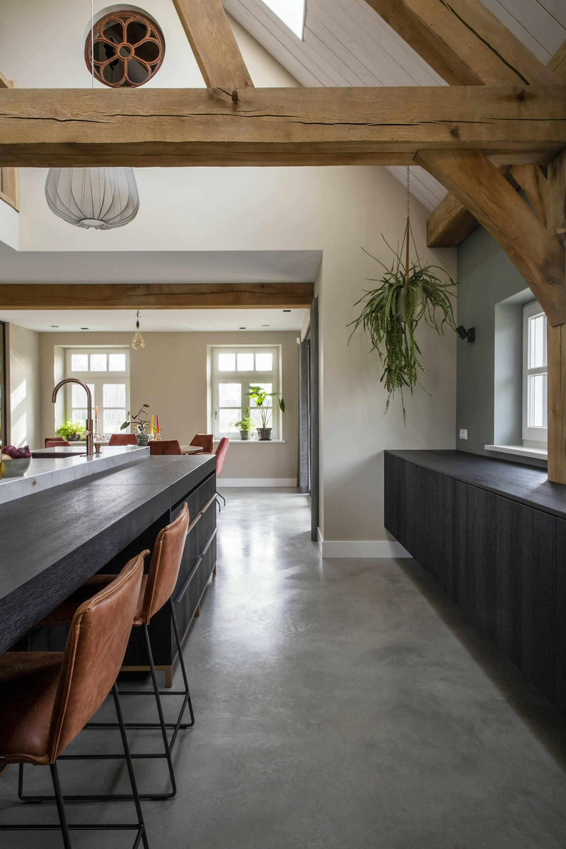 Betonvloer met gemixte materialen