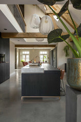 Betonvloer met gemixte materialen-Willem Designvloeren B.V.-betonlook interieur,gevlinderde betonvloer,industriële vloer,moderne betonvloer,naadloze vloer,onderhoudsvriendelijke vloer,robuuste vloer,slijtvaste vloer,vloer met karakter,woonkamer-Betonvloer met gemixte materialen-OBLY