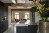 Betonvloer met gemixte materialen-Willem Designvloeren B.V.-betonlook interieur,gevlinderde betonvloer,industriële vloer,moderne betonvloer,naadloze vloer,onderhoudsvriendelijke vloer,robuuste vloer,slijtvaste vloer,vloer met karakter,woonkamer-Betonvloer met gemixte materialen-OBLY