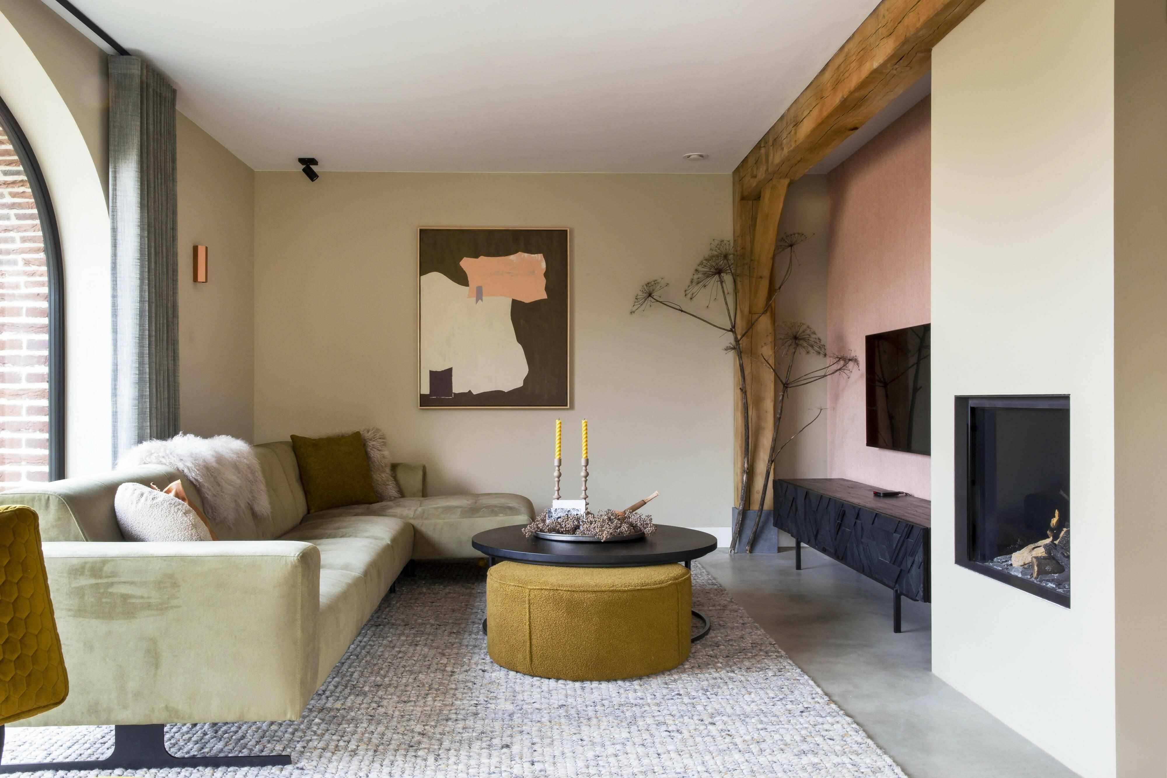 Betonvloer met gemixte materialen-Willem Designvloeren B.V.-betonlook interieur,gevlinderde betonvloer,industriële vloer,moderne betonvloer,naadloze vloer,onderhoudsvriendelijke vloer,robuuste vloer,slijtvaste vloer,vloer met karakter,woonkamer-Betonvloer met gemixte materialen-OBLY