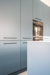 Blauwe keuken met kookeiland | Moderne woonkeuken-Iemms keukens & interieur-design keuken,keuken met hoge kastenwand,minimalistische keuken,moderne keuken-Blauwe keuken met kookeiland | Moderne woonkeuken-OBLY