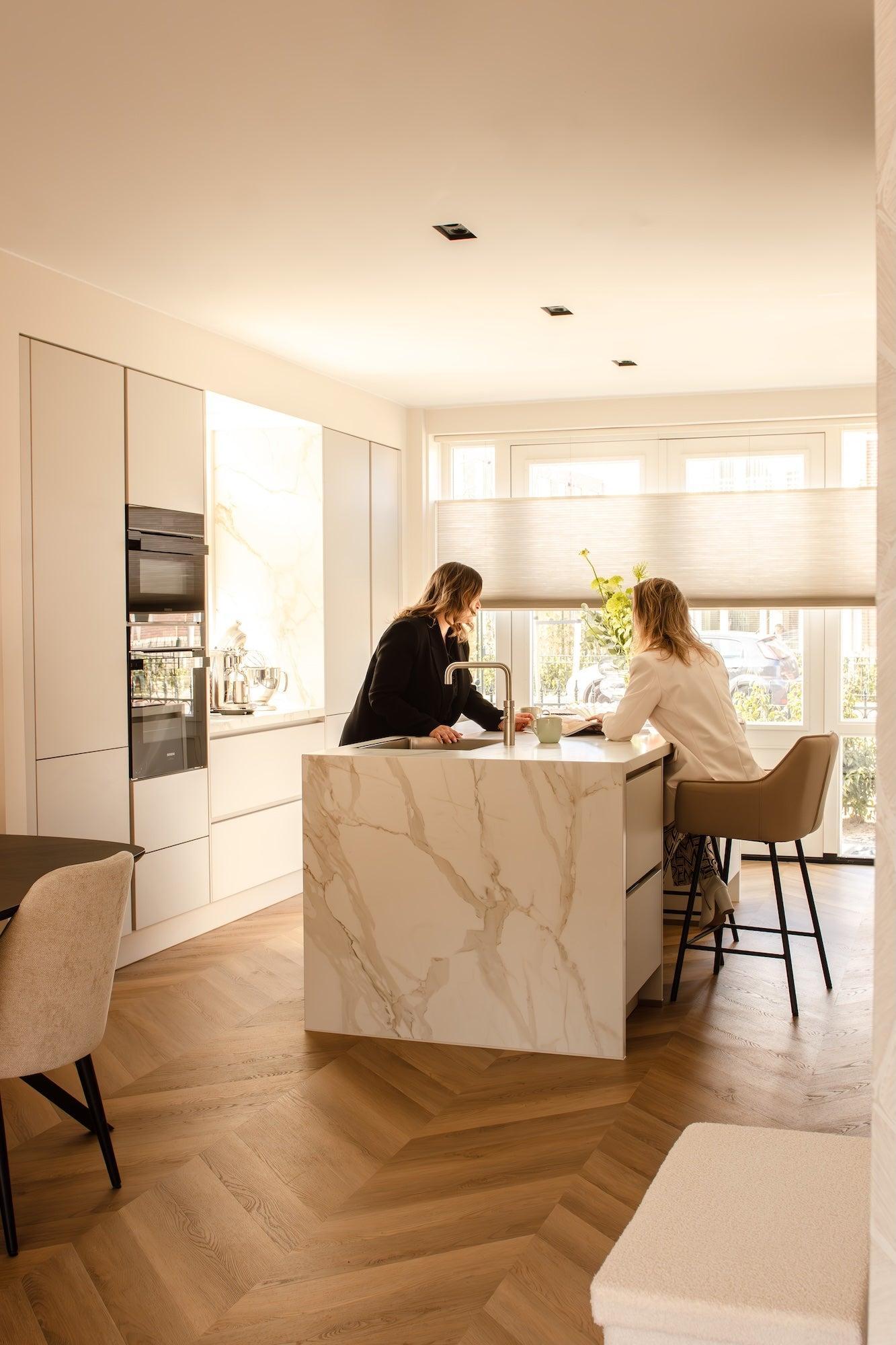 Blikvanger in nieuwbouwwoning Den Haag-Bij Linda interieuradvies-cinewall,Den Haag,Interieurontwerp,Keuken,nieuwbouwwoning-Keuken nieuwbouwwoning Den Haag | BIJ LINDA interieuradvies-OBLY