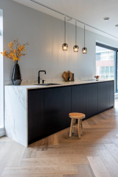 Bosrandwoning in Luxe Stijl-Studi-JO-binnen buiten verbinding,bosrandwoning,grote raampartijen,high end interieur,hout,Keuken,luxe woning,marmer werkblad,minimalistisch,modern interieur,natuurlijke materialen,open keuken,rustige kleuren,warm interieur-uxe Bosrandwoning | Stijlvol Wonen te Midden van de Natuur-OBLY