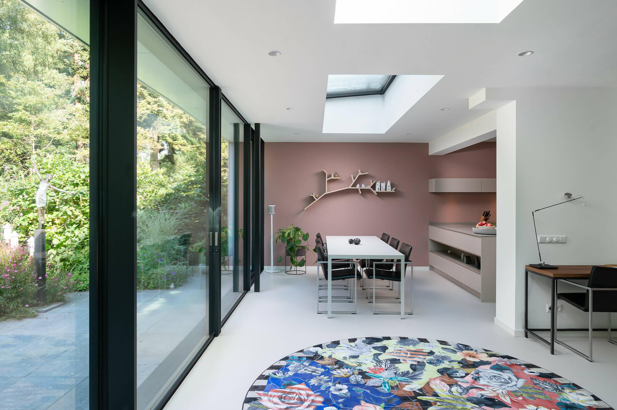 Brede serreaanbouw met schuifpuien-Busscher Serrebouw-Aanbouw,aanbouw met schuifpui,glazen aanbouw,minimalistische uitbouw,moderne uitbouw,Uitbouw,uitbouw met lichtstraat-Brede serreaanbouw met schuifpuien-OBLY