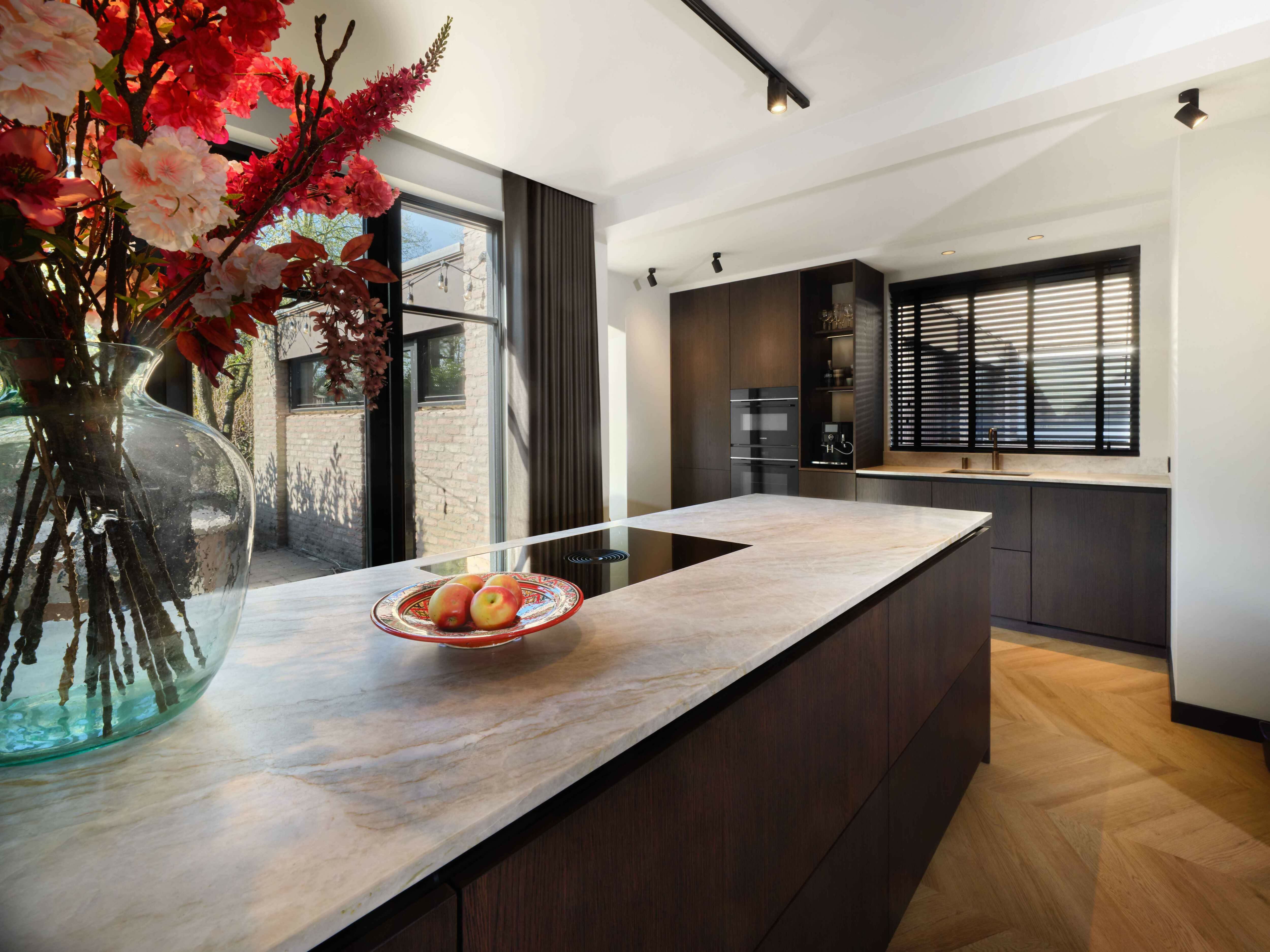 Bruin eiken keuken met Taj mahal blad-Anselm Oome Interieurbouw-Keuken-Luxe keuken met bruin eiken en Taj Mahal blad-OBLY