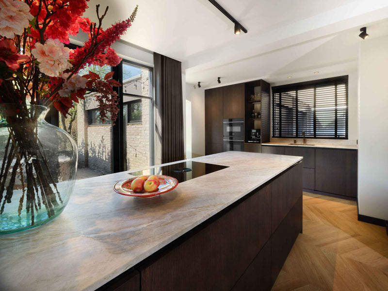 Bruin eiken keuken met Taj mahal blad-Anselm Oome Interieurbouw-Keuken-Luxe keuken met bruin eiken en Taj Mahal blad-OBLY