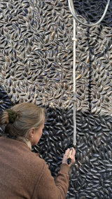 Buitenbeleving in stijl: Wandbekleding privé wellness aan zee-Viveau - fine wall design-tuin-Wellness Buitenruimte met Mosselschelpen aan ZeeUnieke wandbekleding m-OBLY