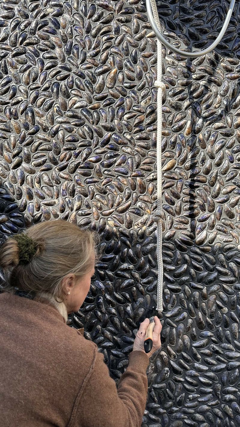 Buitenbeleving in stijl: Wandbekleding privé wellness aan zee-Viveau - fine wall design-tuin-Wellness Buitenruimte met Mosselschelpen aan ZeeUnieke wandbekleding m-OBLY