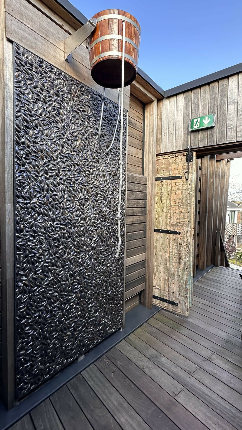 Buitenbeleving in stijl: Wandbekleding privé wellness aan zee-Viveau - fine wall design-tuin-Wellness Buitenruimte met Mosselschelpen aan ZeeUnieke wandbekleding m-OBLY