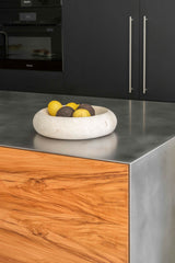 Centraal kookeiland-INGE BOUMAN INTERIEUR | ARCHITECTUUR-keuken-Modern Interieur Haarlem – Tijdloos Keukenontwerp met Natuurlijke Mate-OBLY