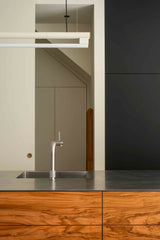 Centraal kookeiland-INGE BOUMAN INTERIEUR | ARCHITECTUUR-keuken-Modern Interieur Haarlem – Tijdloos Keukenontwerp met Natuurlijke Mate-OBLY