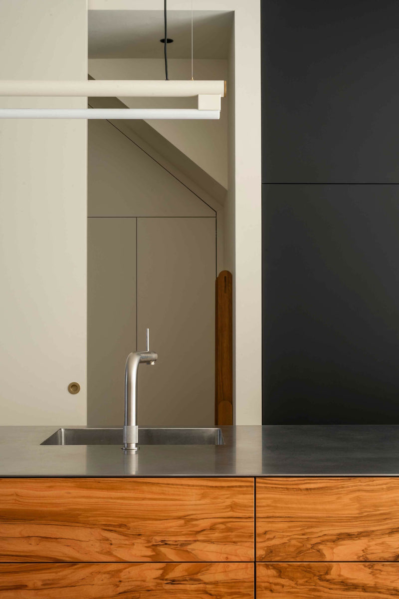 Centraal kookeiland-INGE BOUMAN INTERIEUR | ARCHITECTUUR-keuken-Modern Interieur Haarlem – Tijdloos Keukenontwerp met Natuurlijke Mate-OBLY