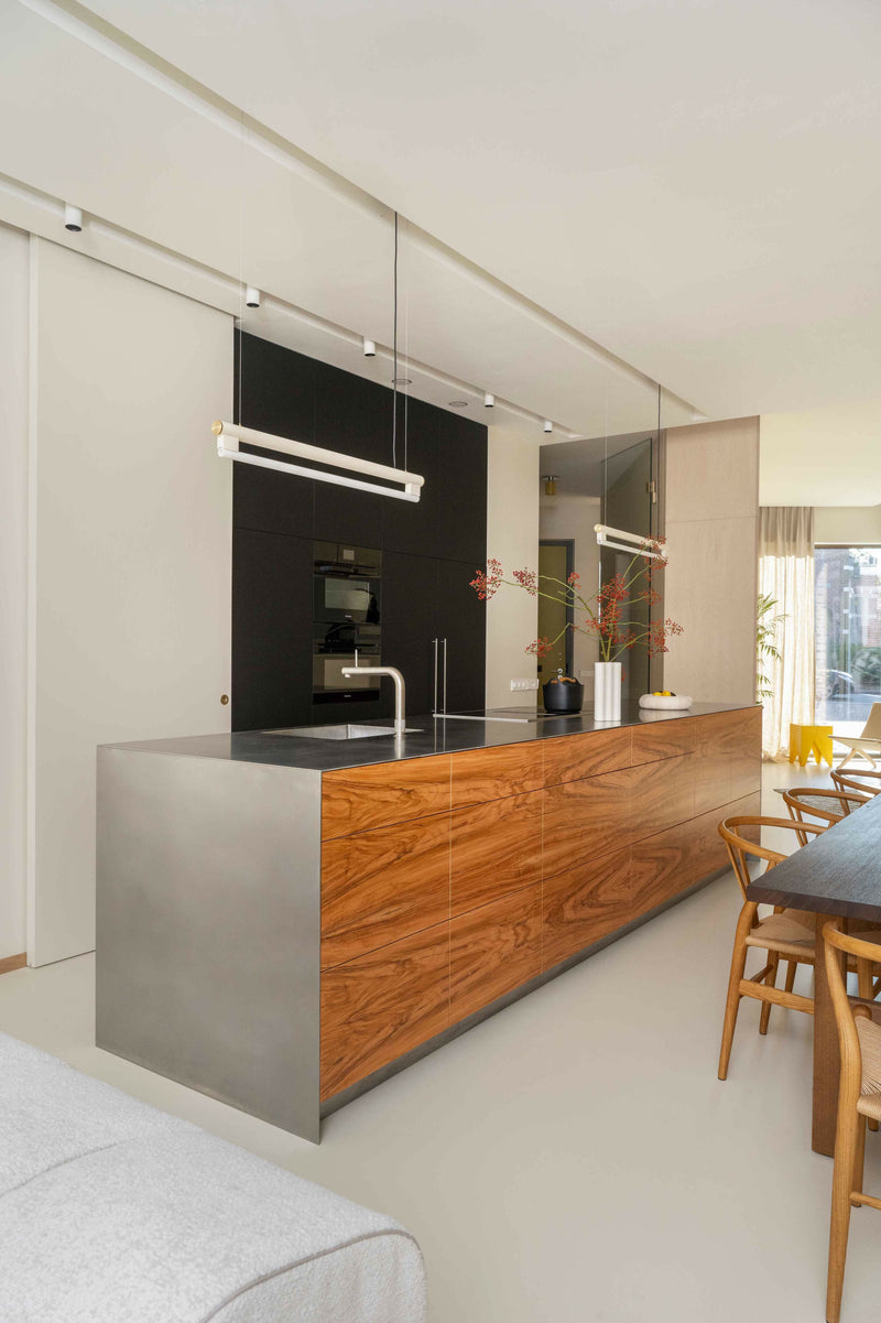 Centraal kookeiland-INGE BOUMAN INTERIEUR | ARCHITECTUUR-keuken-Modern Interieur Haarlem – Tijdloos Keukenontwerp met Natuurlijke Mate-OBLY