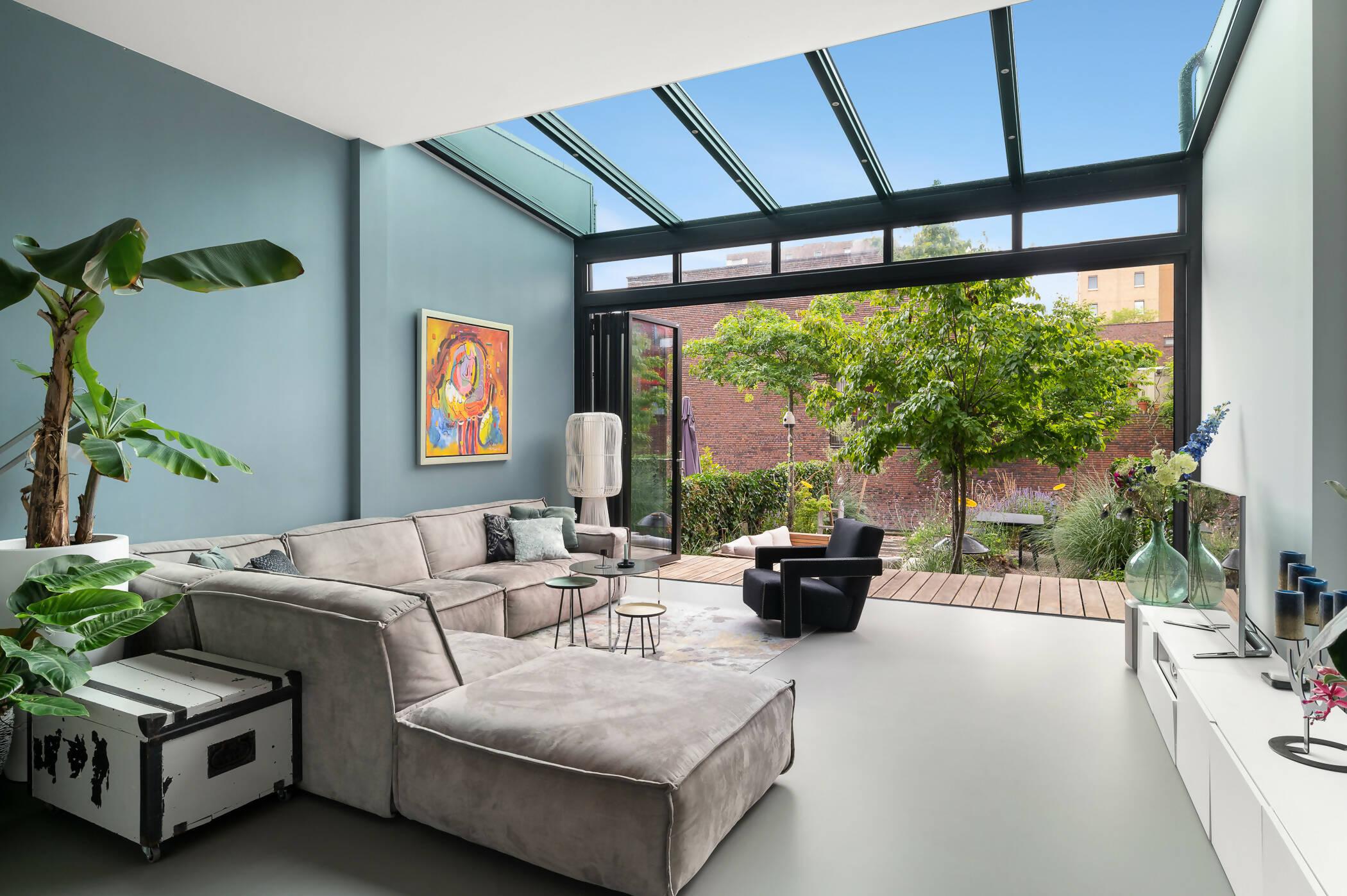 Comfortabele serreaanbouw in Amsterdam-Busscher Serrebouw-Aanbouw,moderne serre,serre aan woning,serre aanbouw,serre met glasdak,serre met vouwpui-Comfortabele serreaanbouw in Amsterdam-OBLY