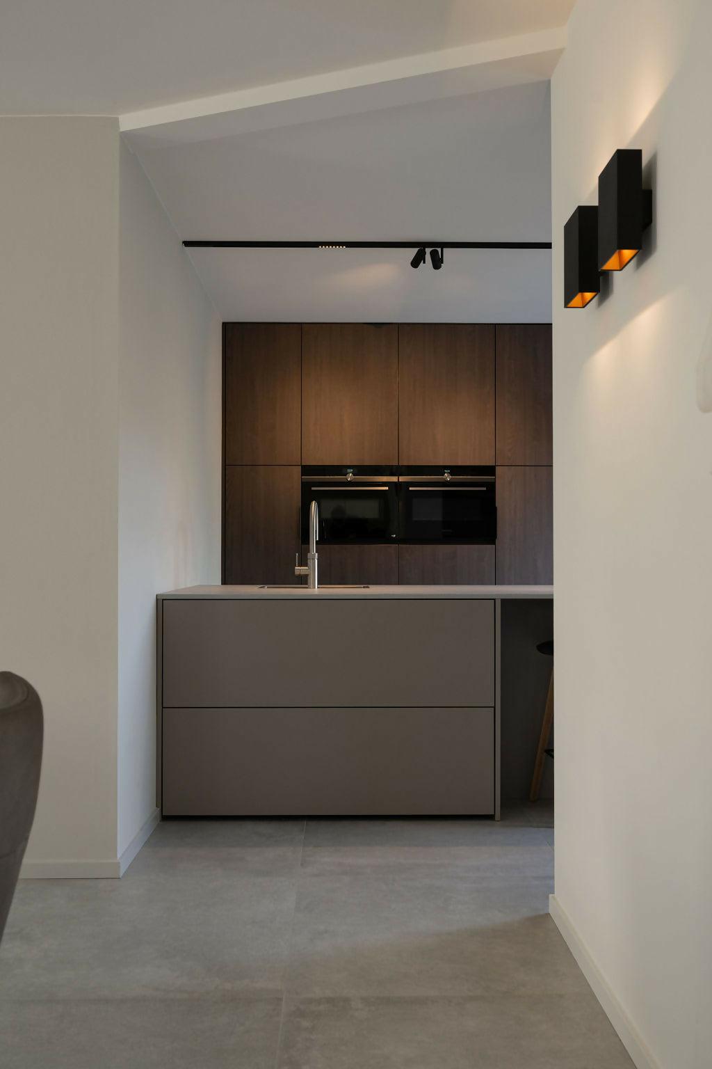 Complete renovatie en modernisering vrijstaande woning.-Elke Speck interieurontwerp-complete woningrenovatie,donkere interieurmaterialen,haardmeubel op maat,luxe woonkeuken,maatwerk interieurdesign,moderne verlichting interieur,moderne vrijstaande woning,Modernisering,open leefruimte,Renovatie,wijnklimaatkast keuken,Woonkamer-Complete renovatie en modernisering vrijstaande woning. -OBLY