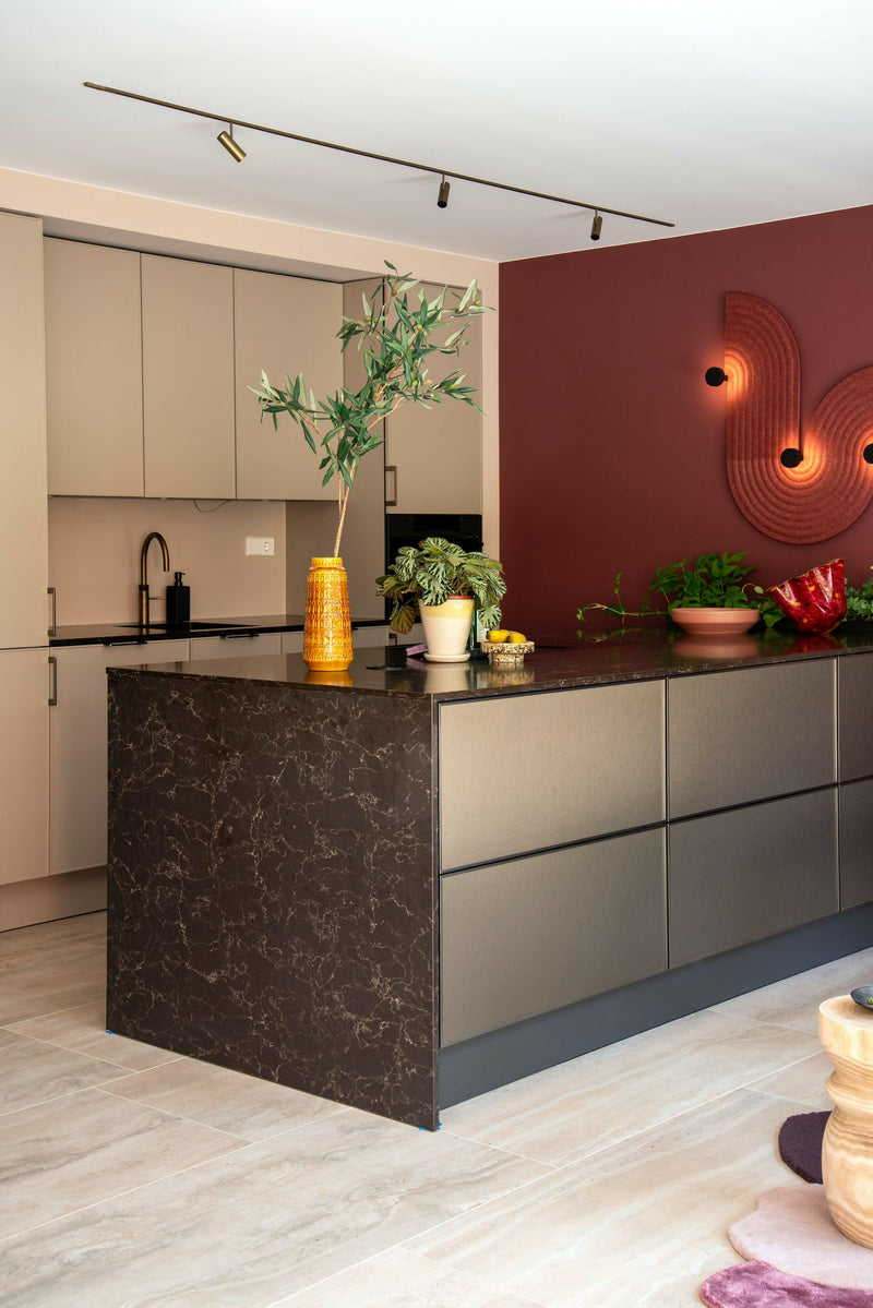 Crayenest: Stijlvolle Renovatie in Mannelijke Elegantie-OBLY-Keuken-OBLY