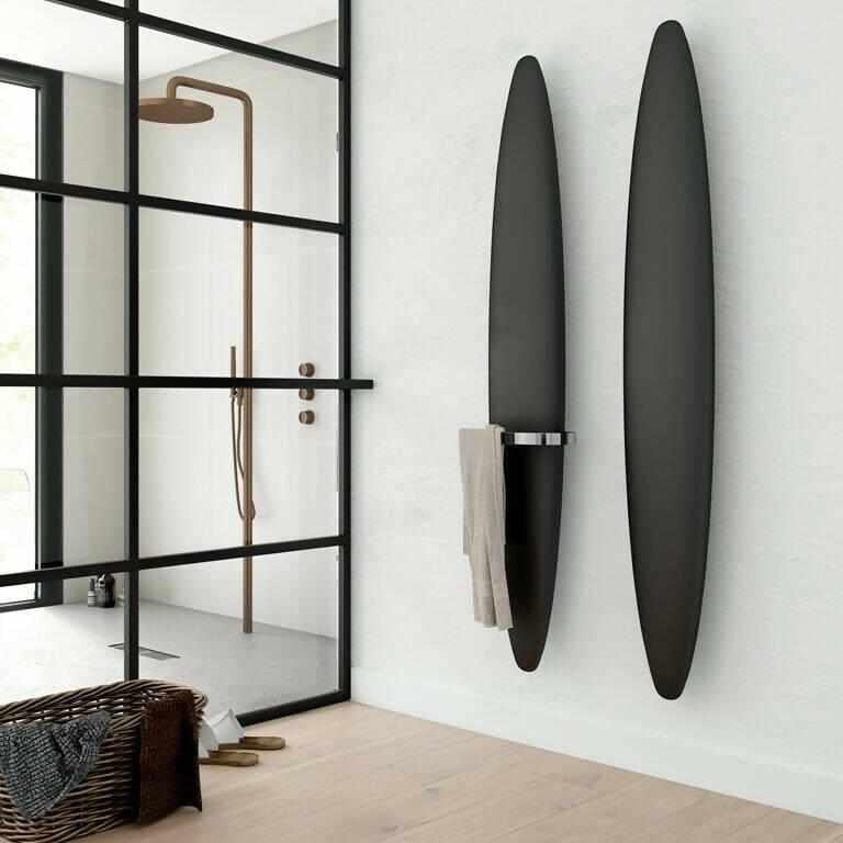 Designradiator BLADE-Instamat-badkamer,design radiator aluminium,horizontale design radiator,industriële radiator stijl,minimalistische radiator vormgeving,moderne radiator design,radiator met handdoekbeugel,radiator zwart design,verticale radiator strak,wandradiator modern interieur-Designradiator BLADE-OBLY