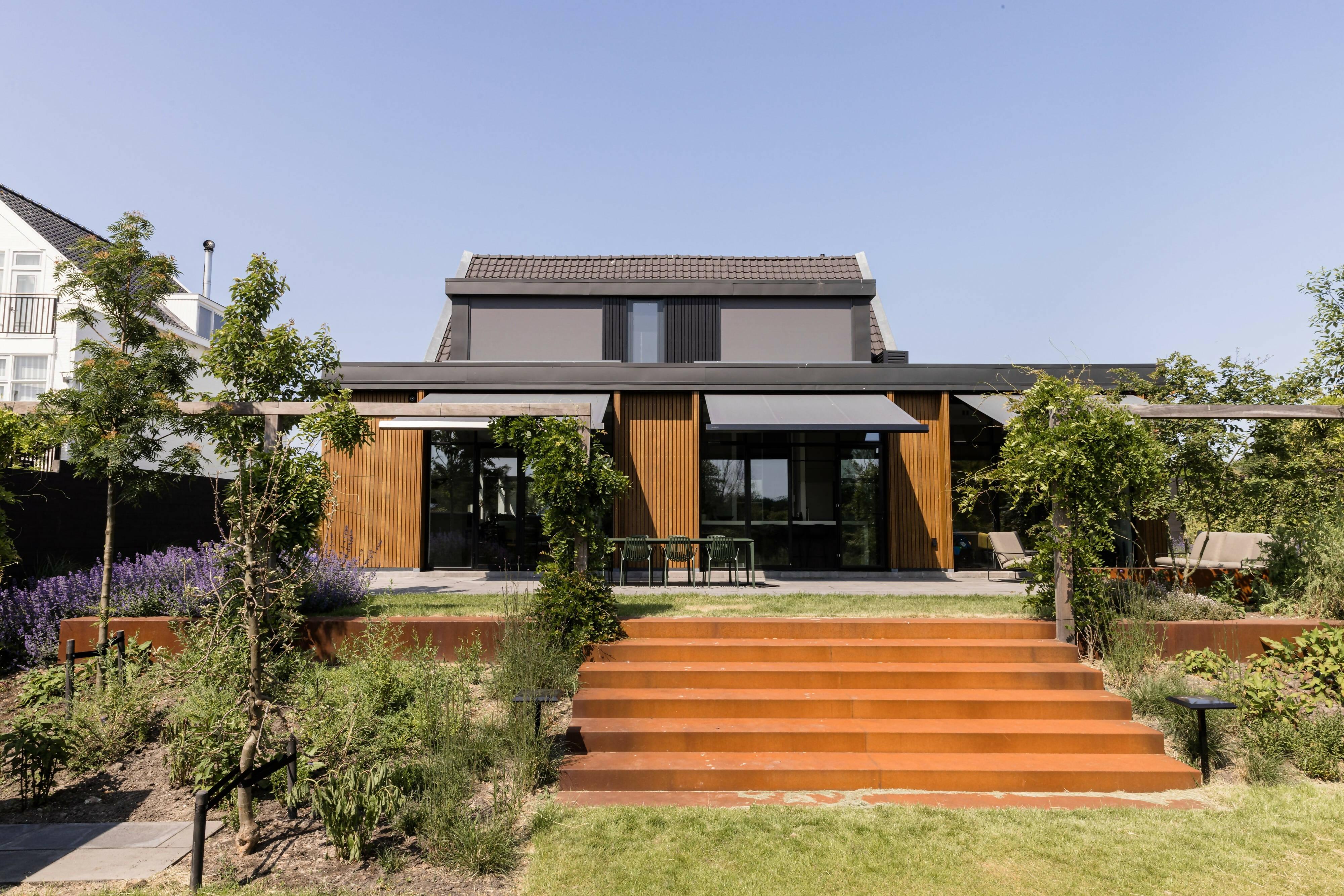 Dijkwoning met uitgestrekte aanbouw-FOAM Architecten-architectuur woning met tuin,moderne gezinswoning architectuur,moderne woning aanbouw,moderne woning renovatie,open woonkamer met grote ramen,tuin-Dijkwoning met uitgestrekte aanbouw-OBLY