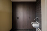Donkere maatwerk kastmet geïntegreerde bergruimte-BVD TOTAALBOUW-donkere houten kast,interieur maatwerk kast,kastenwand op maat,moderne opbergkast-Donkere maatwerk kastenwand van hout | Moderne opbergkast-OBLY